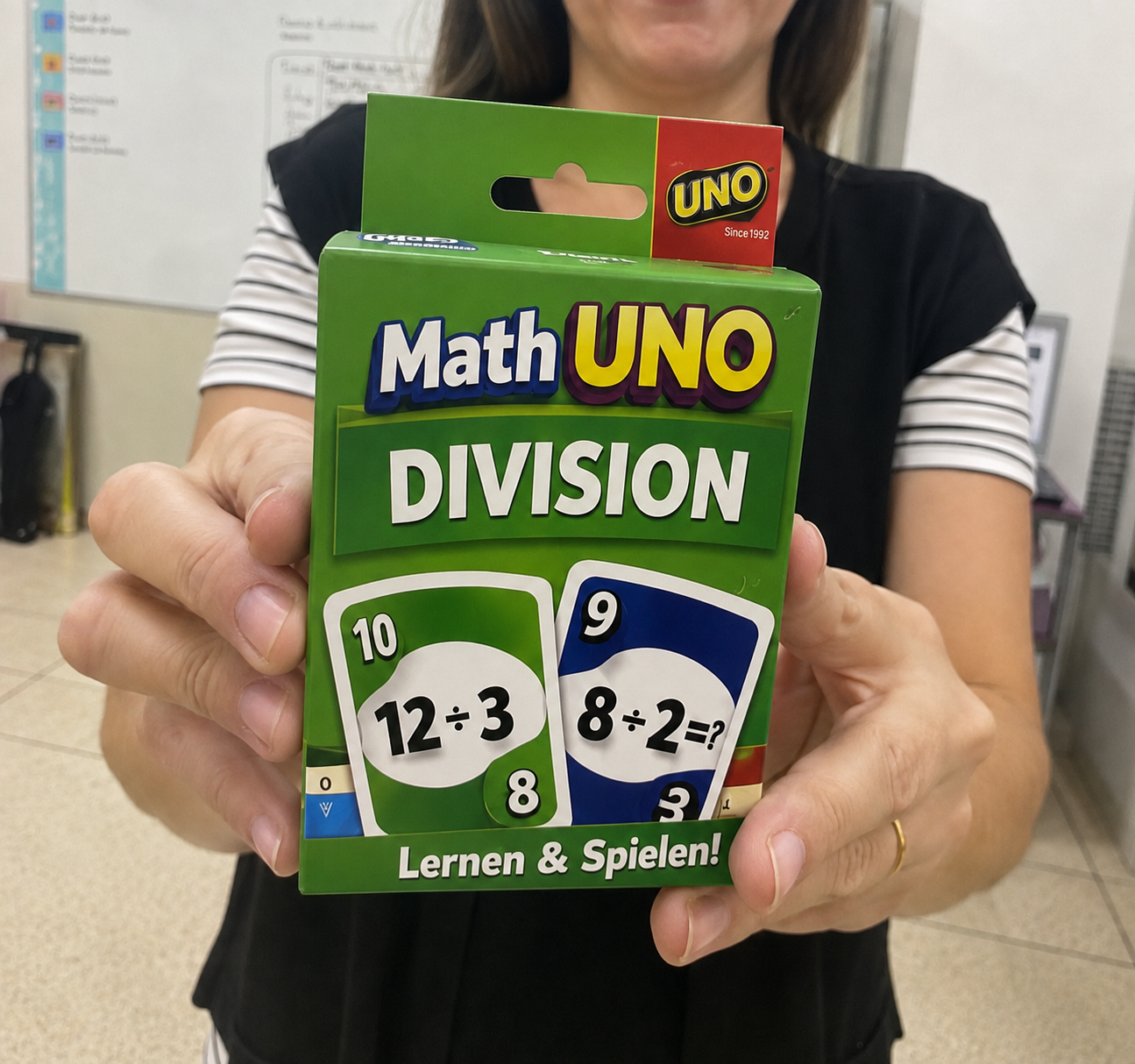 Lehrer hält das Math UNO Divisions-Deck