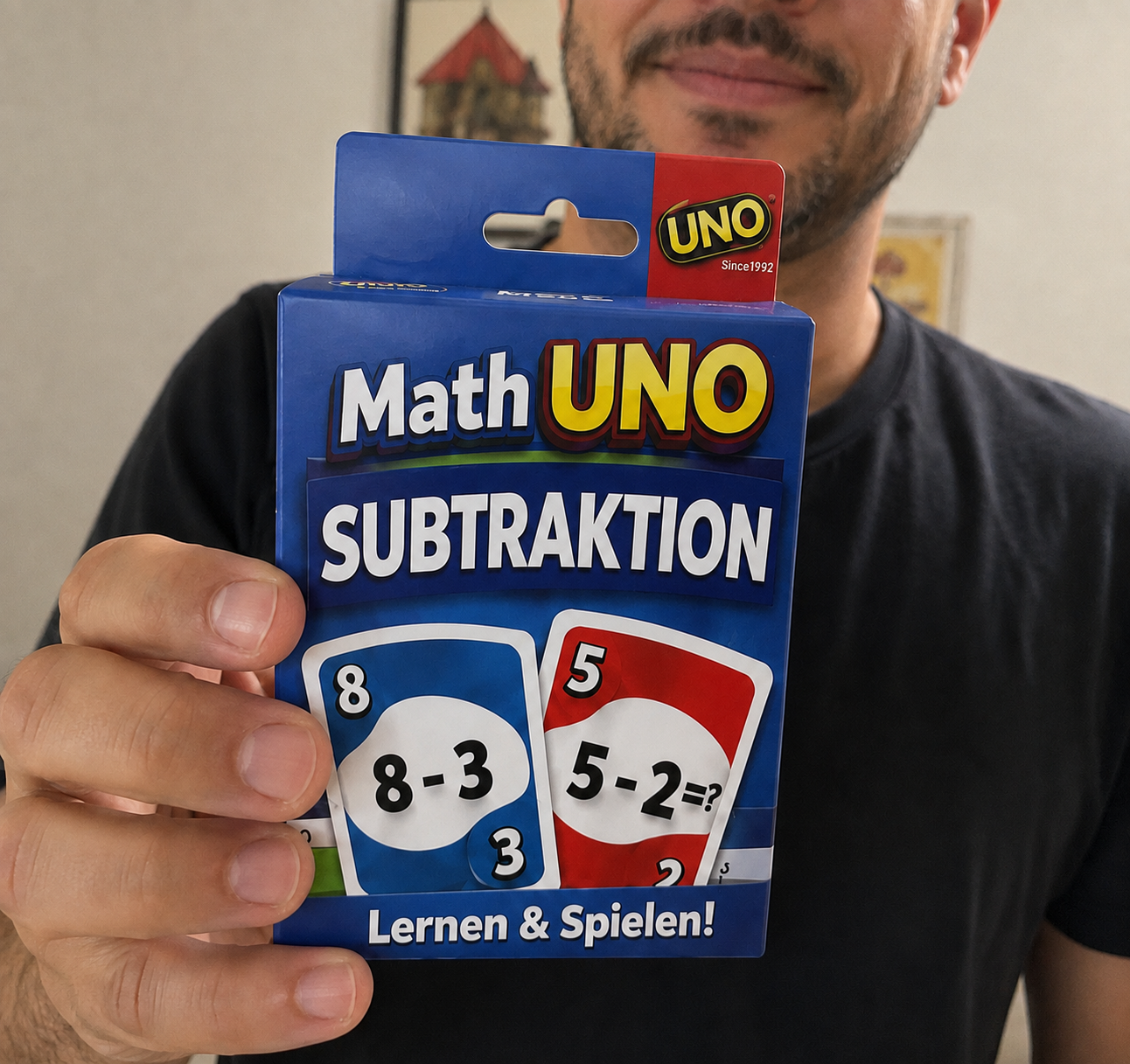 Elternteil hält das Math UNO Subtraktions-Deck