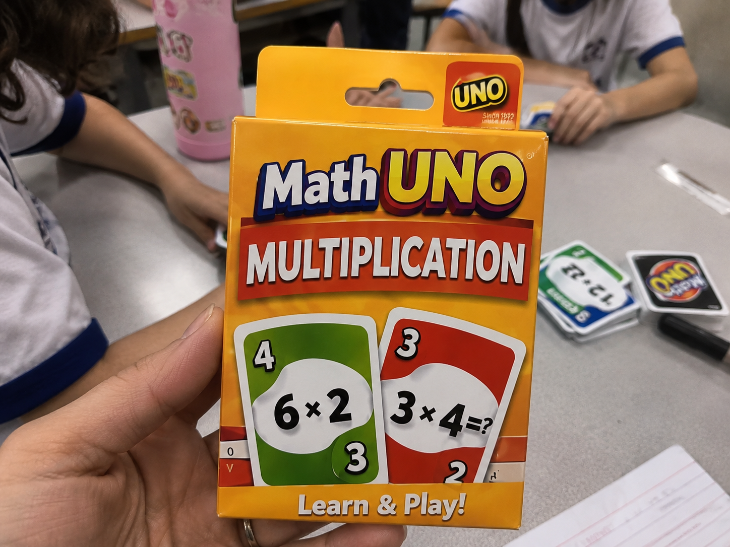 Nahaufnahme des Math UNO Multiplikations-Decks während eines Spiels